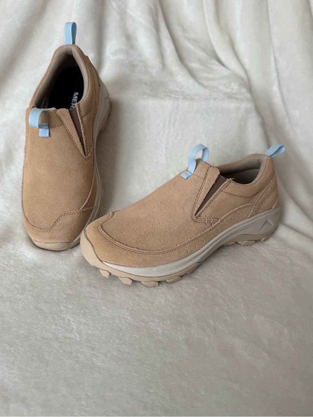 MERRELL Women’s Slip-On Casual Sneakers in Tan with Blue Pull Tabs, size 6